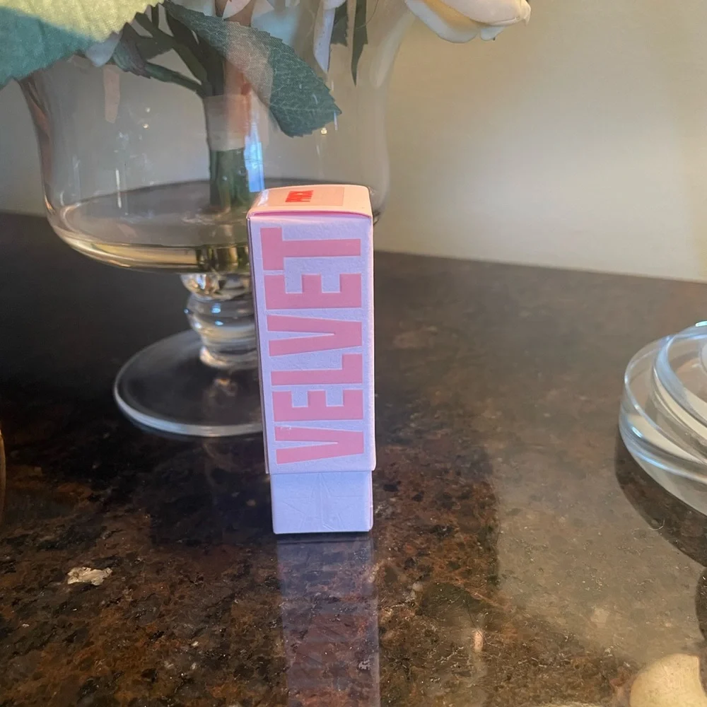 💥🆕💥JEFFREE STAR Velvet Trap Matte Lipstick — Prick (color)